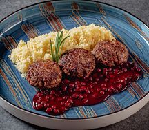 Котлеты из оленя с кускусом и брусничным соусом