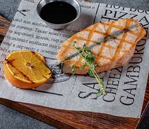 Стейк из сёмги на гриле с апельсином и гранатовым соусом