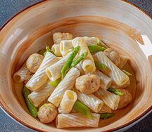 Тортильони польпетте со спаржей в сливочном соусе