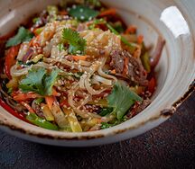 Лапша рисовая вок с говяжьей вырезкой, овощами и соусом