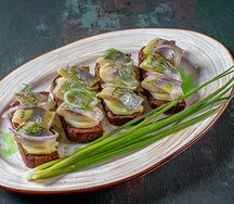 Сельдь слабосолёная с пивным хлебом и картофелем черри