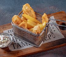 Фиш энд чипс с картофелем фри и соусом тартар