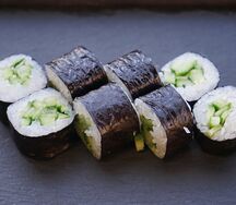 Классический ролл с огурцом