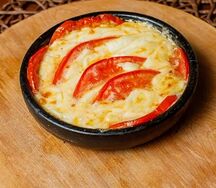 Жареный сулугуни с помидорами