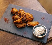 Куриные крылышки с соусом блю чиз