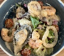 Теплый салат с морепродуктами