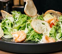 Салат Цезарь с тигровыми креветками