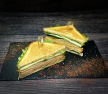 Сэндвич с ветчиной и курицей