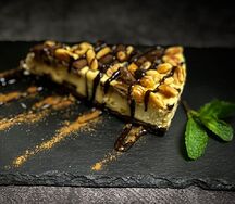 Чизкейк карамельный с арахисом