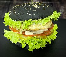 Черный бургер с курочкой