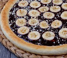 Сладкая пицца с шоколадом, бананом и сыром фета