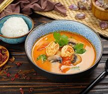 Том ям с креветками, лососем и кальмаром
