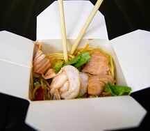 Wok c морепродуктами, овощами и соусом