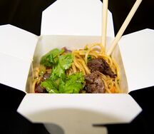 Wok c говядиной, овощами и соусом