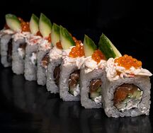 Сяке кани Luxury ролл с Лососем и Снежным крабом