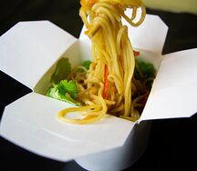 Wok с овощами и соусом