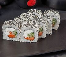 Ролл Аляска со свежим лососем в сливочном сыре и кунжуте