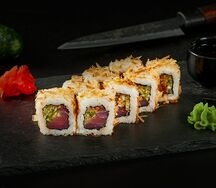 Острый Самурай ролл с тунцом и скумбрией под соусом спайси