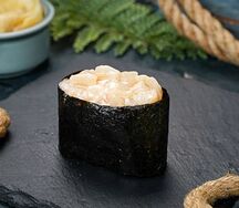 Гункан с гребешком