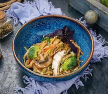 Wok c курицей, овощами и соусом