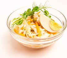 Капустный с яйцом и зеленым горошком