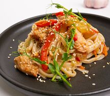 Удон с курицей и овощами