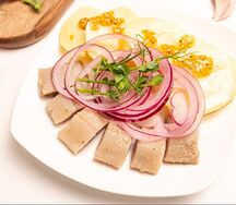 Сельдь по-домашнему с маринованным луком и зерновой горчицей