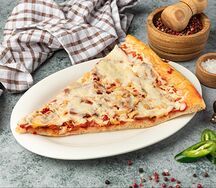 Пицца с колбасой и сыром кусок