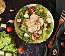 Салат Цезарь с курицей