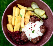 Шведские фрикадельки с брусникой и картофелем