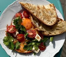 Шакшука с копченым сыром