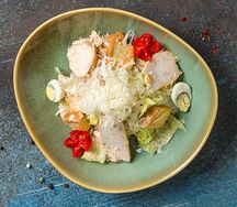 Салат Цезарь с курицей