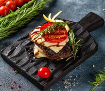 Стейк с помидором и сыром