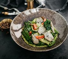 Микс-салат с гуакамоле, артишоками и халапеньо
