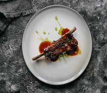 Томленое говяжье ребро с соусом виски-барбекю