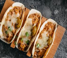 Такос с рубленой говядиной и моцареллой