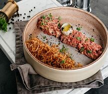 Тартар из говядины Black Angus с картофельным хворостом