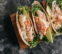 Такос с камчатским крабом и авокадо
