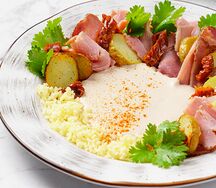 Печеный картофель с бужениной, зеленью и соусом тоннато
