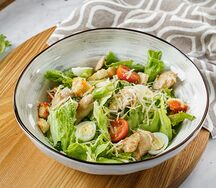 Салат Цезарь с курицей