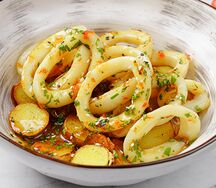 Кальмар на печеном картофеле с соусом сладкий чили