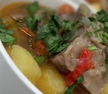 Томленые говяжьи ребра с овощами