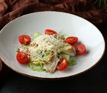 Салат Цезарь с курицей