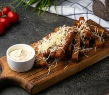 Гренки с чесноком и сыром пармезан