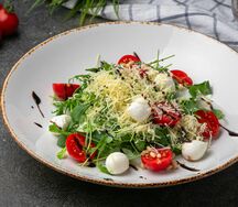 Салат с рукколой, черри и моцареллой