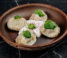 Манты с бараниной и сметанным соусом