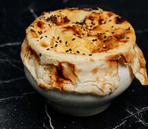 Жаркое из телятины с овощами, запеченное под хлебом