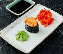 Гункан с лососем