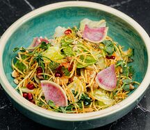 Пряный салат с двумя видами мяса