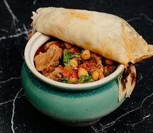 Жаркое из баранины с овощами, запеченное под хлебом